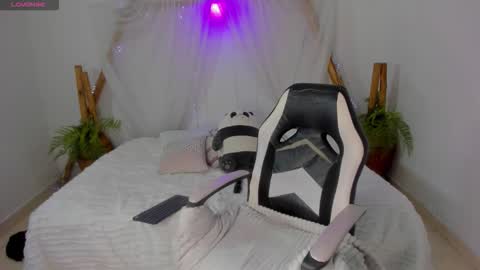 Moon online show from December 2025 07:00:01 PM