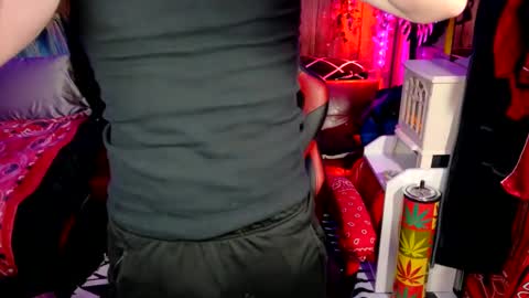 REDxxx online show from November 2025 04:57:02 PM