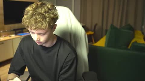 OLIVERpvt is open online show from November 2025 03:06:01 AM