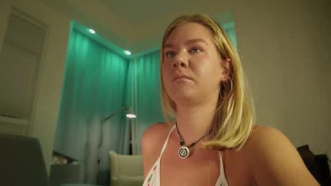 Snapshot of _teasecake_ chatting on October 2025 01:40:01 AM Annie online show from October 2025 01:40:01 AM