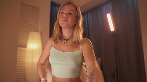 Snapshot of _teasecake_ chatting on December 2025 01:54:01 AM Annie online show from December 2025 01:54:01 AM