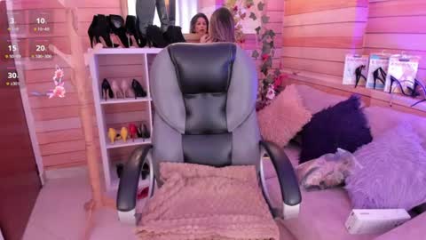 Snapshot of _victoria_collins chatting on June 2026 11:23:02 AM Sol online show from June 2026 11:23:02 AM