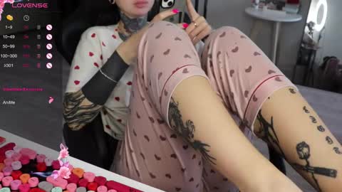 Snapshot of _viv1an_ chatting on November 2025 08:36:02 AM Alis online show from November 2025 08:36:02 AM