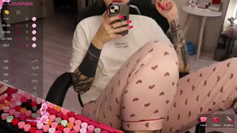 Snapshot of _viv1an_ chatting on November 2025 08:04:02 AM Alis online show from November 2025 08:04:02 AM