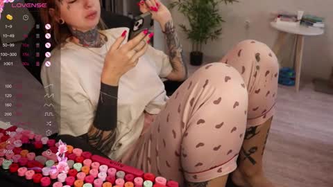 Snapshot of _viv1an_ chatting on November 2025 08:13:01 AM Alis online show from November 2025 08:13:01 AM