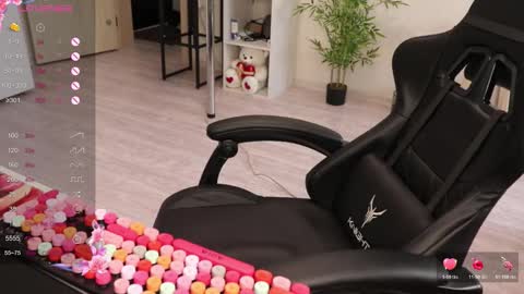 Snapshot of _viv1an_ chatting on November 2025 10:15:01 AM Alis online show from November 2025 10:15:01 AM