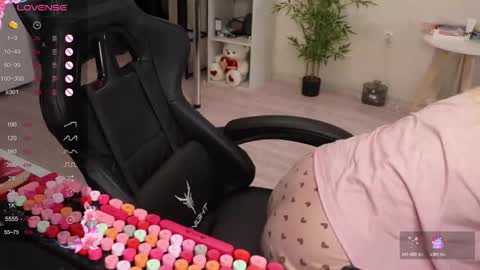 Snapshot of _viv1an_ chatting on November 2025 10:27:01 AM Alis online show from November 2025 10:27:01 AM