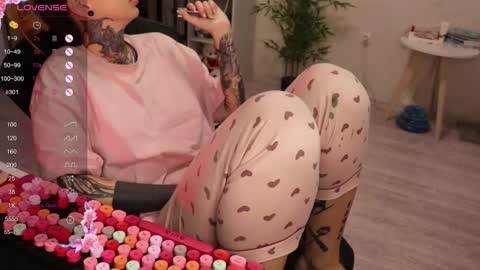 Snapshot of _viv1an_ chatting on December 2025 08:41:02 AM Alis online show from December 2025 08:41:02 AM