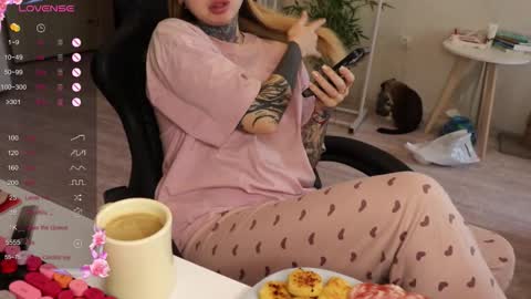 Snapshot of _viv1an_ chatting on December 2025 10:57:02 AM Alis online show from December 2025 10:57:02 AM