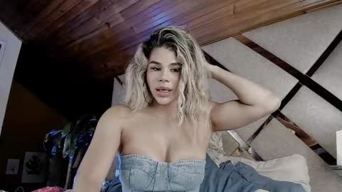 Snapshot of _xcherrycrushx_ chatting on February 2025 03:58:02 AM Nadien online show from February 2025 03:58:02 AM