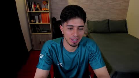 Snapshot of aaron_paul_ chatting on December 2024 11:47:01 PM Aaron online show from December 2024 11:47:01 PM