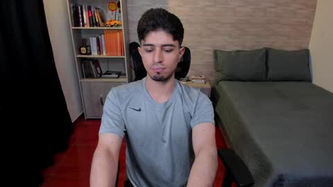 Snapshot of aaron_paul_ chatting on December 2024 10:06:01 PM Aaron online show from December 2024 10:06:01 PM