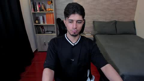 Snapshot of aaron_paul_ chatting on December 2024 09:00:02 PM Aaron online show from December 2024 09:00:02 PM