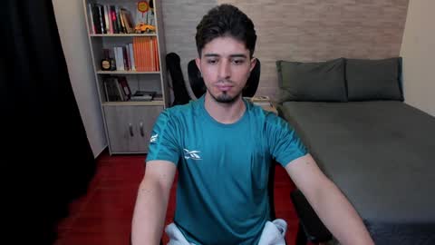 Snapshot of aaron_paul_ chatting on December 2024 08:40:02 PM Aaron online show from December 2024 08:40:02 PM