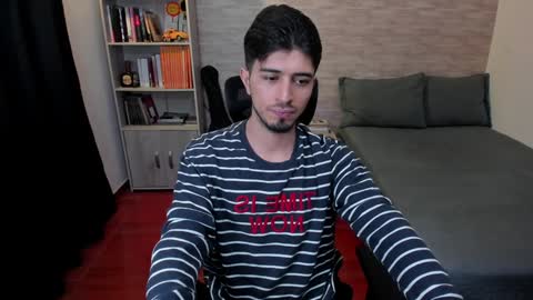 Snapshot of aaron_paul_ chatting on December 2024 10:26:01 PM Aaron online show from December 2024 10:26:01 PM