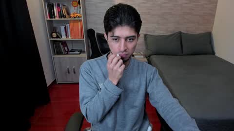 Snapshot of aaron_paul_ chatting on January 2025 10:40:01 PM Aaron online show from January 2025 10:40:01 PM