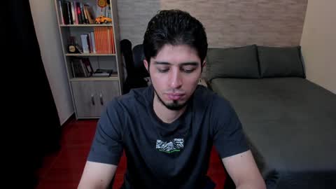 Snapshot of aaron_paul_ chatting on January 2025 09:29:01 PM Aaron online show from January 2025 09:29:01 PM