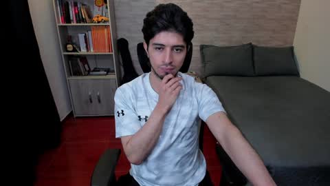 Snapshot of aaron_paul_ chatting on February 2025 09:07:02 PM Aaron online show from February 2025 09:07:02 PM