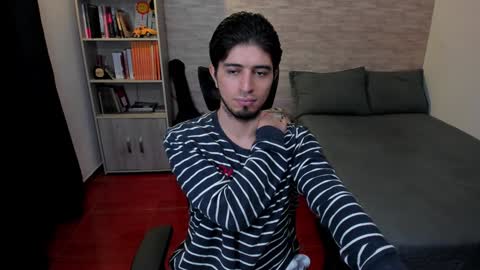 Snapshot of aaron_paul_ chatting on February 2025 07:17:01 PM Aaron online show from February 2025 07:17:01 PM