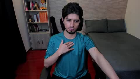 Snapshot of aaron_paul_ chatting on February 2025 10:15:01 PM Aaron online show from February 2025 10:15:01 PM