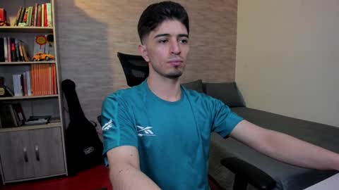 Snapshot of aaron_paul_ chatting on February 2025 08:11:01 PM Aaron online show from February 2025 08:11:01 PM