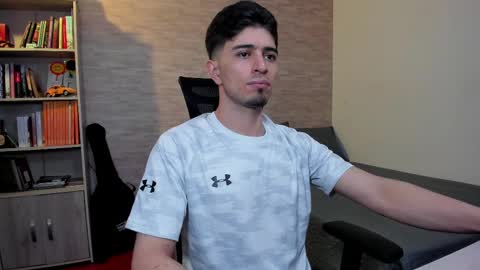 Snapshot of aaron_paul_ chatting on February 2025 09:14:02 PM Aaron online show from February 2025 09:14:02 PM