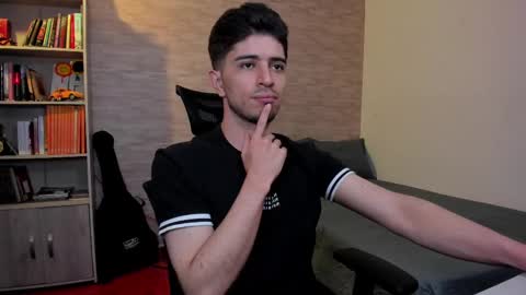 Snapshot of aaron_paul_ chatting on March 2025 08:54:01 PM Aaron online show from March 2025 08:54:01 PM