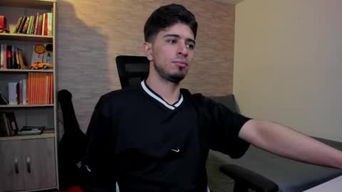 Snapshot of aaron_paul_ chatting on March 2025 06:59:02 PM Aaron online show from March 2025 06:59:02 PM