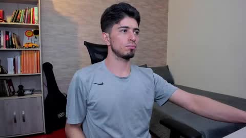 Snapshot of aaron_paul_ chatting on March 2025 09:29:01 PM Aaron online show from March 2025 09:29:01 PM