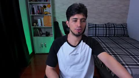 Snapshot of aaron_paul_ chatting on September 2025 07:58:02 PM Aaron online show from September 2025 07:58:02 PM