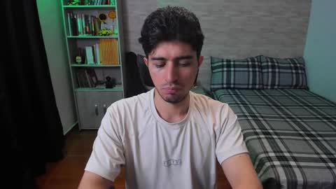 Snapshot of aaron_paul_ chatting on November 2025 05:23:02 PM Aaron online show from November 2025 05:23:02 PM