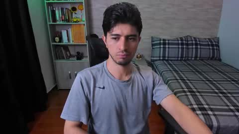 Snapshot of aaron_paul_ chatting on November 2025 05:45:01 PM Aaron online show from November 2025 05:45:01 PM