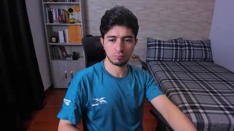 Snapshot of aaron_paul_ chatting on November 2025 04:35:01 PM Aaron online show from November 2025 04:35:01 PM