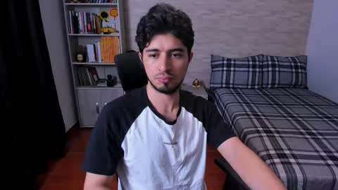 Snapshot of aaron_paul_ chatting on November 2025 10:46:01 PM Aaron online show from November 2025 10:46:01 PM