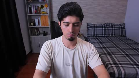 Snapshot of aaron_paul_ chatting on December 2025 10:05:01 PM Aaron online show from December 2025 10:05:01 PM