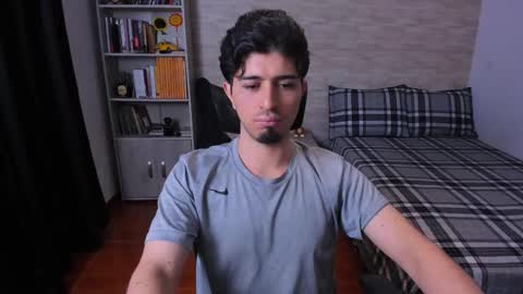 Snapshot of aaron_paul_ chatting on December 2025 11:02:01 PM Aaron online show from December 2025 11:02:01 PM