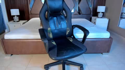 Snapshot of aaron_whitee chatting on December 2024 09:17:01 PM Aaron online show from December 2024 09:17:01 PM