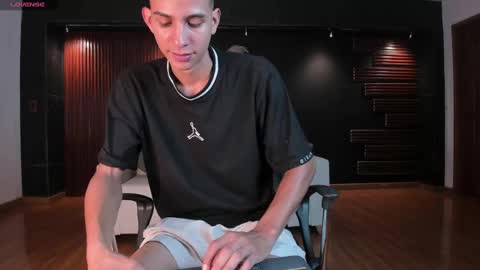 Snapshot of aaron_whitee chatting on December 2024 12:50:01 AM Aaron online show from December 2024 12:50:01 AM