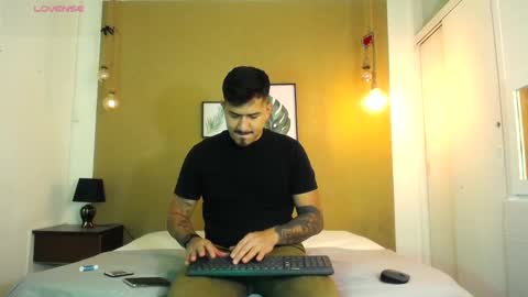 Snapshot of aaron_williams09 chatting on March 2025 03:40:01 AM Your aron online show from March 2025 03:40:01 AM