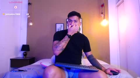 Snapshot of aaron_williams09 chatting on March 2025 06:46:01 AM Your aron online show from March 2025 06:46:01 AM