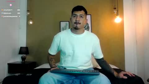 Snapshot of aaron_williams09 chatting on March 2025 06:32:02 AM Your aron online show from March 2025 06:32:02 AM