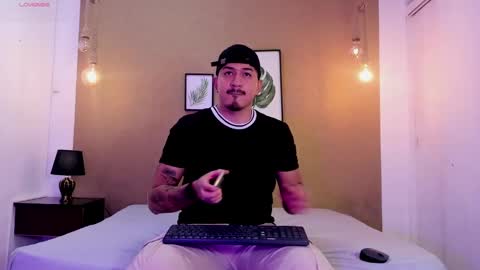 Snapshot of aaron_williams09 chatting on March 2025 03:37:02 AM Your aron online show from March 2025 03:37:02 AM