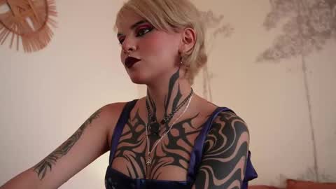 Snapshot of abril__colen chatting on October 2025 10:58:02 AM April online show from October 2025 10:58:02 AM