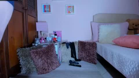 Snapshot of abrilrussell_ chatting on November 2025 01:22:01 AM Abril online show from November 2025 01:22:01 AM