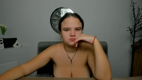 Snapshot of adelecruzz chatting on November 2025 01:06:02 PM adelecruzz online show from November 2025 01:06:02 PM