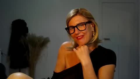adelemilf40 online show from October 2025 06:26:01 PM