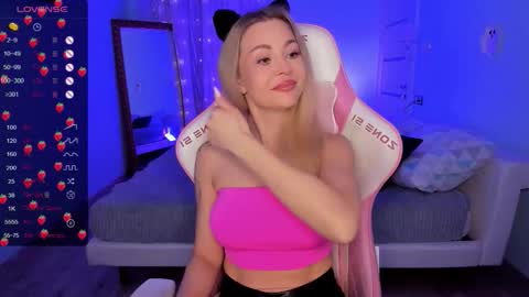 Snapshot of adeleroberts chatting on December 2025 02:10:02 AM Adele online show from December 2025 02:10:02 AM