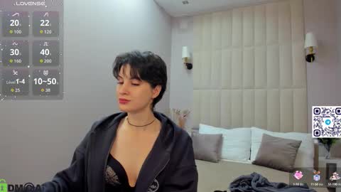 Adeline Perle online show from September 2025 12:27:02 AM