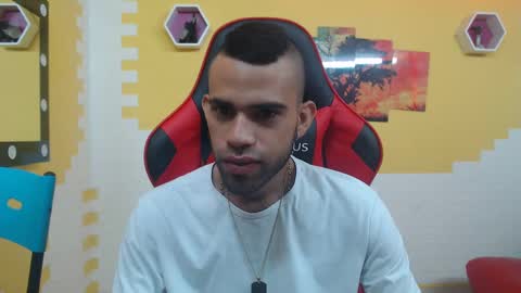 adri_sexboy online show from December 2024 01:00:01 PM