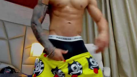 Snapshot of adrian_rae chatting on November 2025 06:04:02 PM online show from November 2025 06:04:02 PM